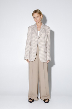 Бежевый костюм-двойка из текстильных шорт с складками и жакета PiRS 5202 бежевый - фото 1