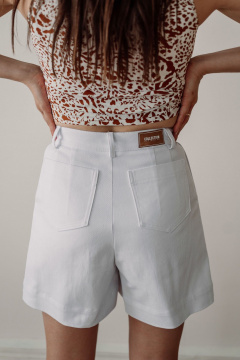 Белые шорты с складками и накладными карманами ERTANNO 2116-б белый - фото 2