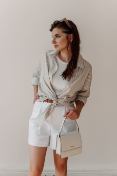 Белые шорты с складками и накладными карманами ERTANNO 2116-б белый - фото 1