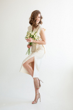 Элегантная молочная миди-юбка с разрезом и сборкой ERTANNO 2300 топленое молоко - фото 1