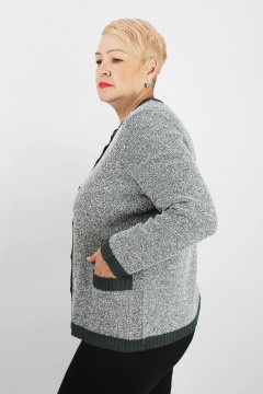 Серый вязаный жакет с карманами и пуговицами на демисезон Полесье С2807-23 4С0757-Д43 158,164 черный+снежок+черный - фото 2