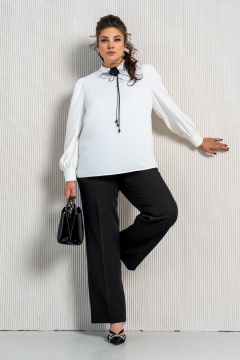 Деловой комплект блузы и брюк с струящейся тканью Aira Style 24-211 молочно-черный - фото 4
