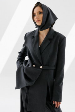 Деловой трехпредметный костюм из текстиля с жакетом и платком NikVa 711-1 графит - фото 4