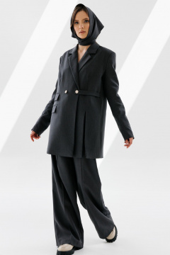 Деловой трехпредметный костюм из текстиля с жакетом и платком NikVa 711-1 графит - фото 5