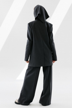 Деловой трехпредметный костюм из текстиля с жакетом и платком NikVa 711-1 графит - фото 3