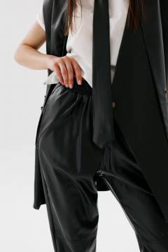 На каждый день костюм 3 предмета из экокожи с жилетом, брюками и галстуком NikVa 732-1 чёрный - фото 3