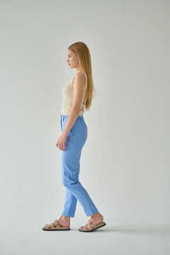 Голубые зауженные брюки из хлопкового джинса Мастер Мод 835дс голубой - фото 3