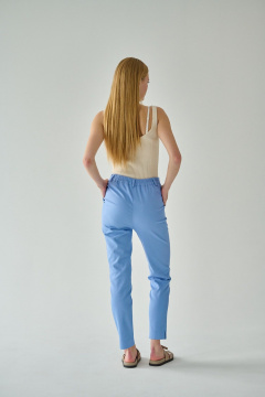 Голубые зауженные брюки из хлопкового джинса Мастер Мод 835дс голубой - фото 2