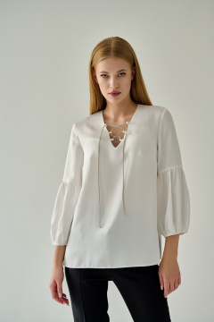 Белая блуза с разрезами, шелковистая ткань и V-образный вырез Мастер Мод 837ас молоко - фото 1