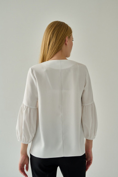 Белая блуза с разрезами, шелковистая ткань и V-образный вырез Мастер Мод 837ас молоко - фото 5