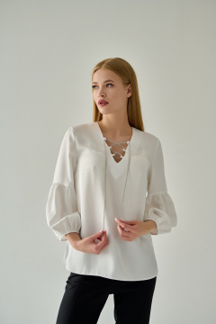 Белая блуза с разрезами, шелковистая ткань и V-образный вырез Мастер Мод 837ас молоко - фото 2
