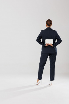 Демисезонный костюм блуза брюки жакет из текстиля с рельефами Mubliz 204 графит-розовый - фото 5