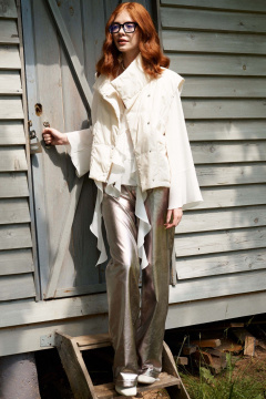 Жилет свободного кроя, на синтепоне, с карманами, демисезон Lokka 1376 молочный - фото 3