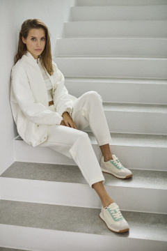 Свободный утепленный жакет из текстиля с кулисой и карманами DAVA 3136 белый - фото 4