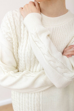 Белый классический джемпер с длинным рукавом и резинкой Romgil 922ШТЗ молочный - фото 3