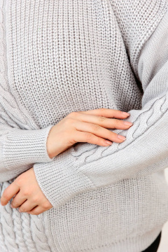 Серый трикотажный джемпер с длинным рукавом и спущенным плечом Romgil 922ШТЗ светло-серый - фото 3