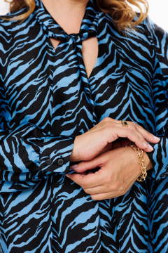 Демисезонная синяя блузка из шифона с завязками BRELA 2373.1 принт_зебра - фото 5