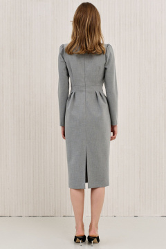 Платье приталенное ниже колена с вырезом V-образным LeNata 11226 светло-серый - фото 2
