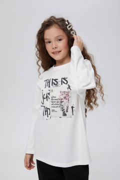Лонгслив для девочки прямого силуэта с дизайнерскими фразами Bell Bimbo 242108 молоко - фото 1