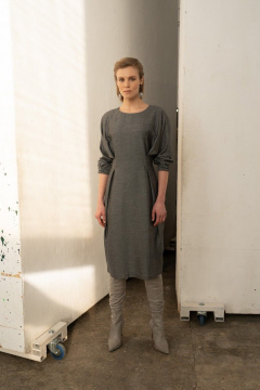 Платье с карманами и рукавами с складками, в платье из костюмной ткани AG Green G340/1 - фото 1