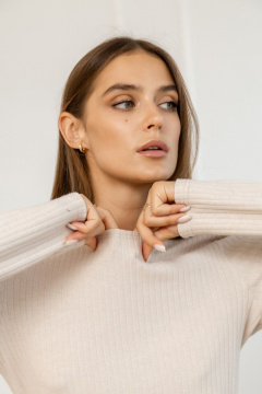 Лонгслив из трикотажа облегающий с вырезом лодочка Atelero 1113 бежевый - фото 5