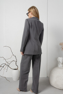 Удлиненный приталенный жакет с карманами в рамку из текстиля AMORI 2174 серый - фото 2