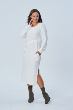 Демисезонное трикотажное платье с разрезом и карманами AMORI 9814 молочный - фото 3