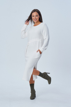 Демисезонное трикотажное платье с разрезом и карманами AMORI 9814 молочный - фото 2