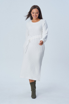 Демисезонное трикотажное платье с разрезом и карманами AMORI 9814 молочный - фото 1