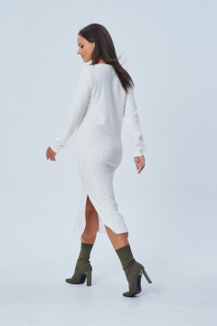 Демисезонное трикотажное платье с разрезом и карманами AMORI 9814 молочный - фото 4