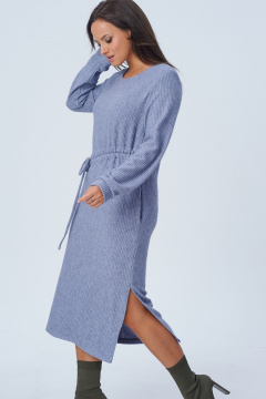 Демисезонное трикотажное платье с разрезом и кулисой по талии AMORI 9814 голубой - фото 2