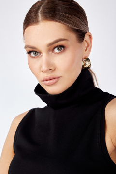 Водолазка без рукавов с высоким воротником из мягкой эластичной ткани TANYA NOVACHUK 6.006/BK - фото 4