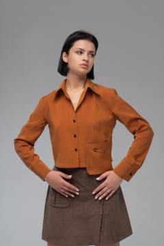 Блузка укороченная с термонаклейкой и воротником-стойкой AVEEVA 5459 желто-коричневый - фото 1