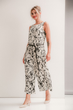 Комбинезон летний полуприлегающий с запахом и карманами Ma Vie М-142/1 молочно-черный - фото 2