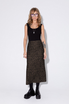 На каждый день комплект из джемпера и юбки с анималистичным принтом PiRS 5427 черный+ коричневый - фото 2