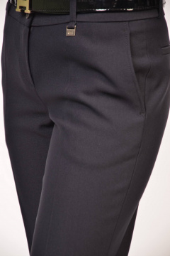 Зауженные женские брюки классического кроя из текстиля с ремнем Domna 12068.170 темно-синий - фото 4