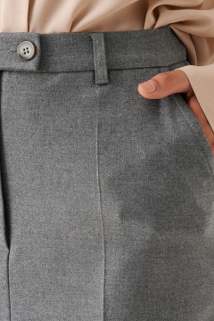 Классическая женская юбка из текстиля с разрезом и карманами Панда 197650w серый - фото 4