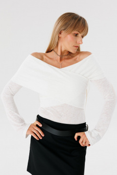 Трендовый приталенный лонгслив с открытыми плечами из трикотажа FAMA 24049 молочный - фото 2