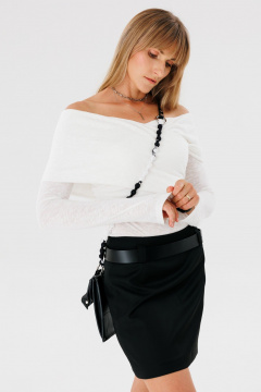 Трендовый приталенный лонгслив с открытыми плечами из трикотажа FAMA 24049 молочный - фото 5