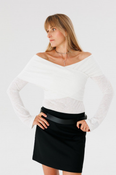 Трендовый приталенный лонгслив с открытыми плечами из трикотажа FAMA 24049 молочный - фото 1