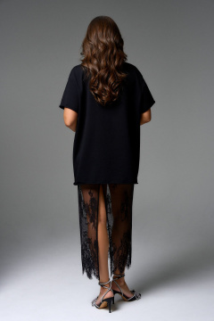 Длинная оверсайз футболка с спущенной линией плеч и аппликацией Jolie 10387 черный - фото 2