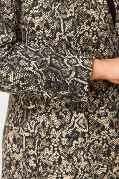 Модный двойной костюм из текстиля: брюки и жакет БелЭльСтиль 866-2_99_22+601-2_88_22 золото_дизайн+черный_однотон - фото 5