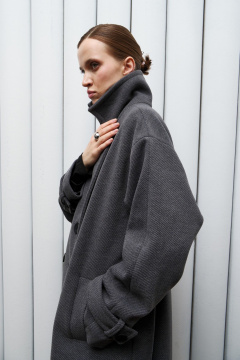 Демисезонное пальто оверсайз со двубортной застежкой и спущенной линией плеча Skipper Design 116 серый_рубчик - фото 3