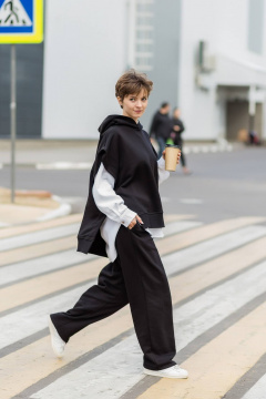 Демисезонный комплект жилетки и широких брюк из хлопка Twok 100806 черный - фото 5