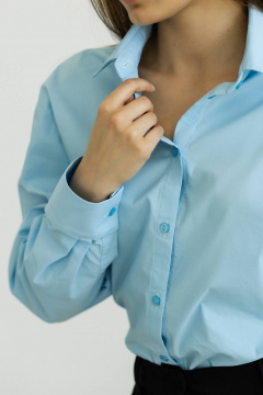 Голубая базовая рубашка на пуговицах с удлиненным кроем Twok 220002 голубая - фото 5