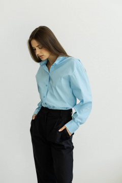 Голубая базовая рубашка на пуговицах с удлиненным кроем Twok 220002 голубая - фото 3