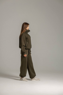 Костюм из фирмы с высоким воротником из фетра бейка и брюками зеленый Twok 300903 хаки - фото 5