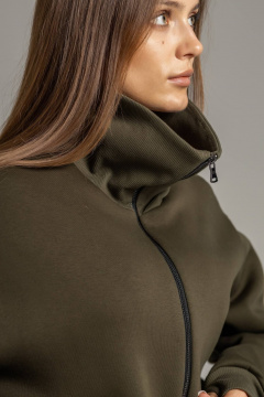 Костюм из фирмы с высоким воротником из фетра бейка и брюками зеленый Twok 300903 хаки - фото 4