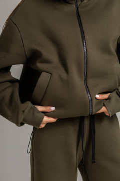 Костюм из фирмы с высоким воротником из фетра бейка и брюками зеленый Twok 300903 хаки - фото 3