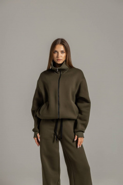 Костюм из фирмы с высоким воротником из фетра бейка и брюками зеленый Twok 300903 хаки - фото 1